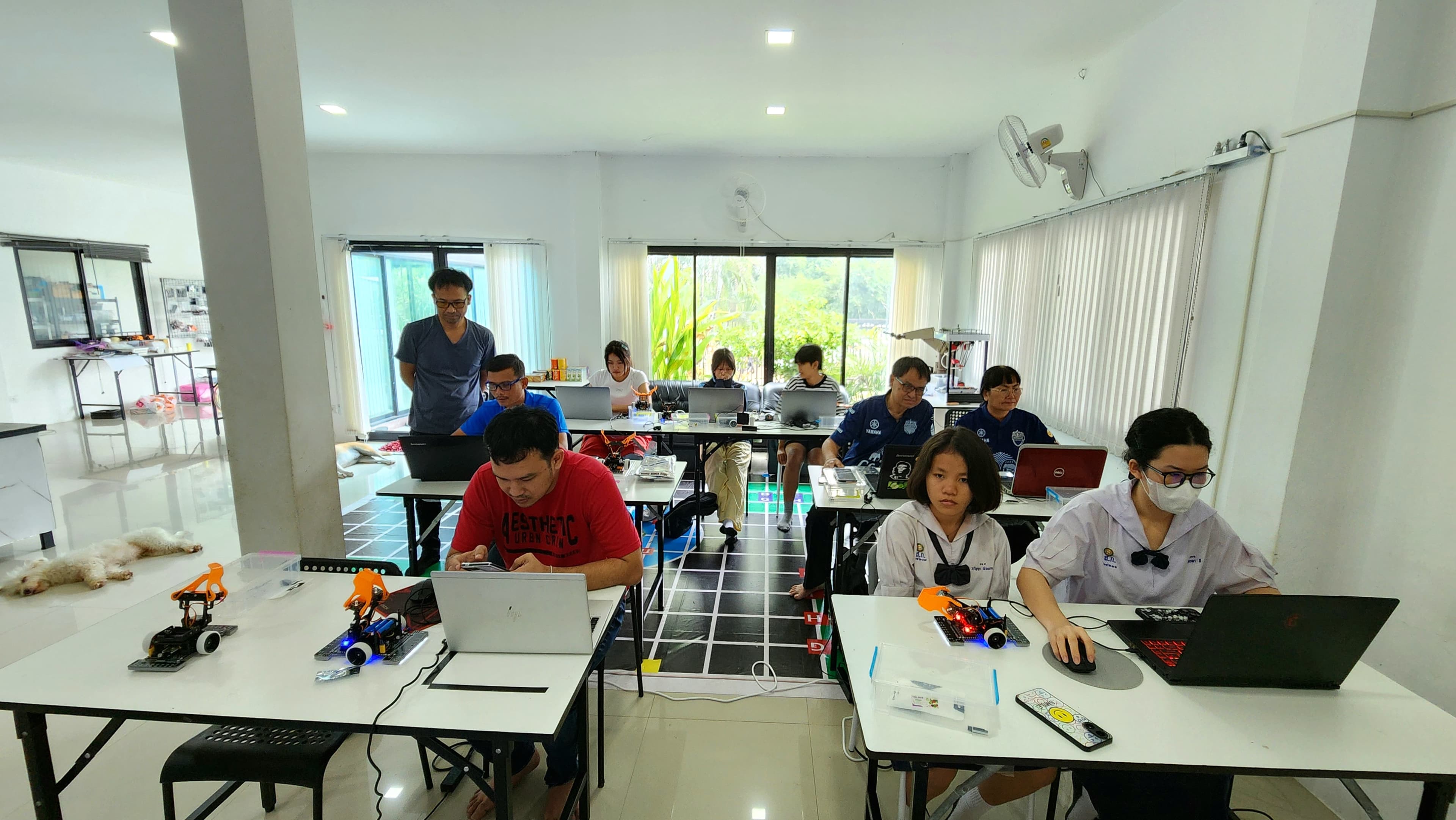นักเรียนประกอบหุ่นยนต์ในห้องเรียน