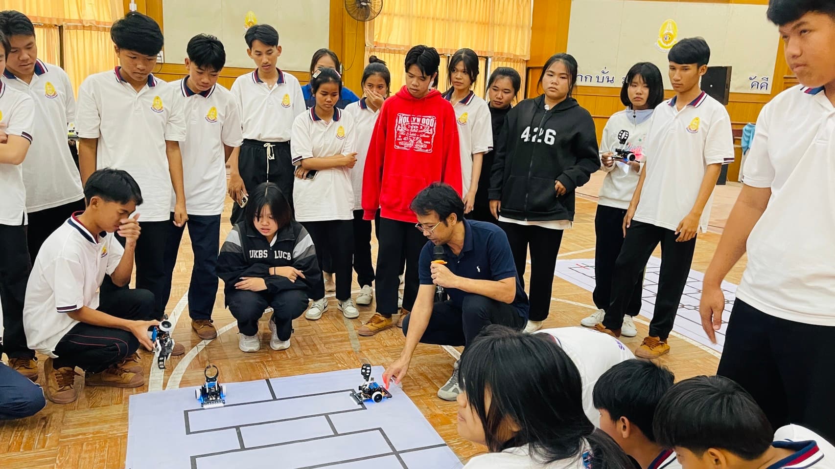 นักเรียนชมการสาธิตหุ่นยนต์